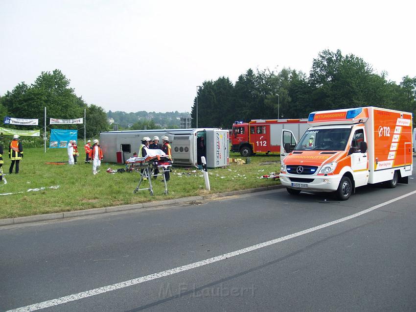 Schwerer Unfall mit Reisebus Lohmar Donrather Dreieck P037.JPG